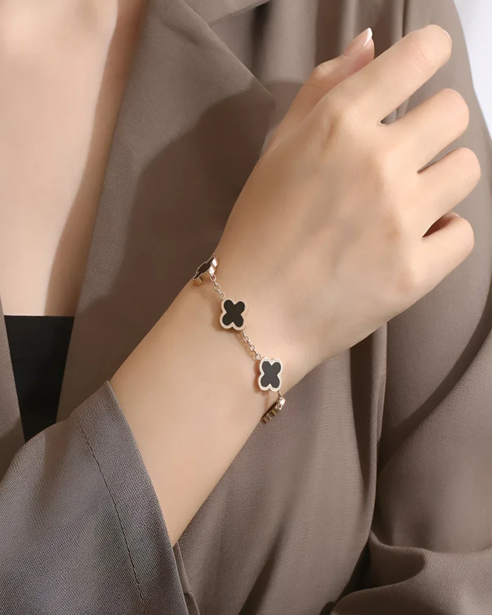 bracelet-trefle-magnetique-en-titane-pour-femme-modele-yrsa-325309 (1)